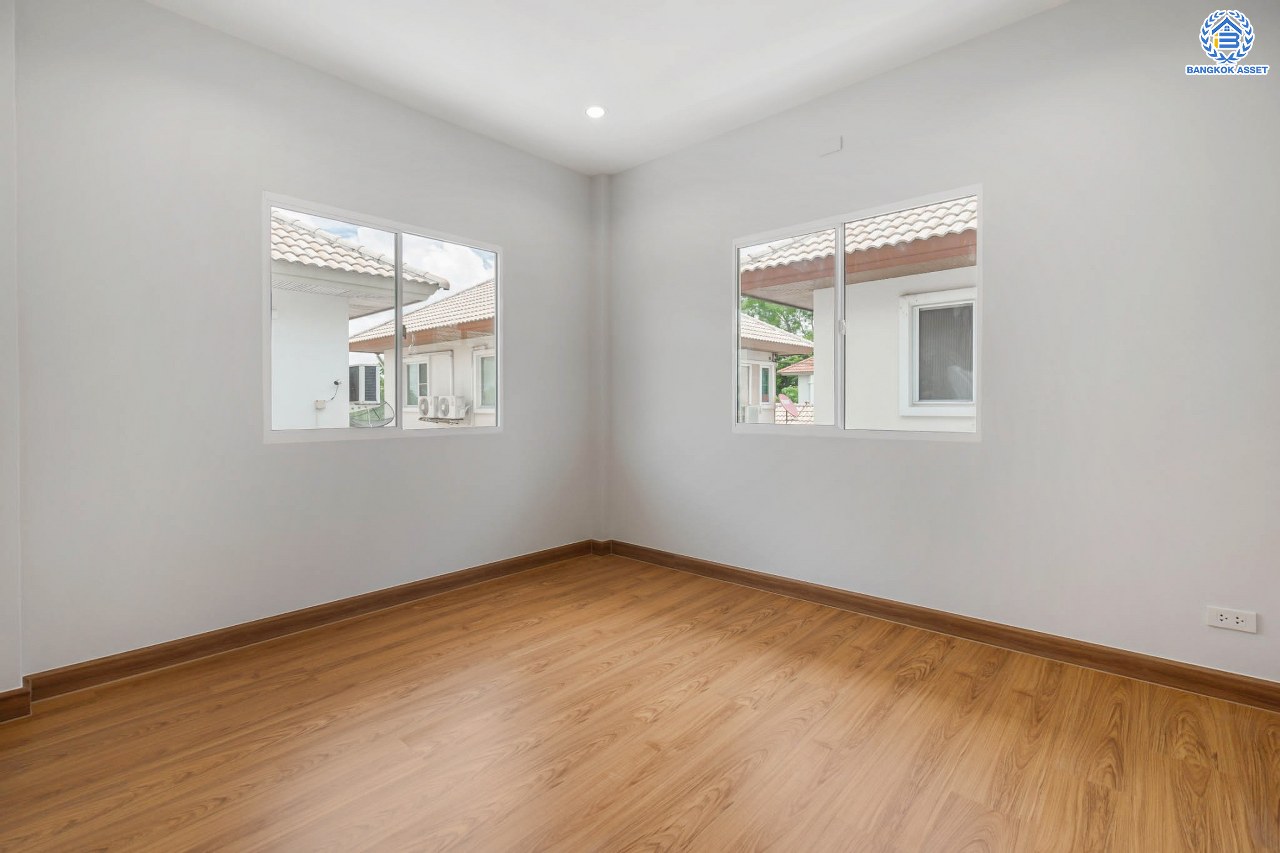 บ้านมือสองตกแต่งใหม่ ม.ชวนชื่น บรู๊คไซด์ ราชพฤกษ์-ติวานนท์ เนื้อที่ 53.6 ตร.ว. ฟังก์ชัน 3 ห้องนอน 2 ห้องน้ำ จอดรถได้ 1 คัน บรรยากาศเงียบสงบเป็นส่วนตัว สิ่งอำนวยความสะดวกมากมาย! บนทำเลศักยภาพ หน้าโครงการติดถนนใหญ่ ใกล้จุดขึ้นทางด่วน "ศรีสมาน"